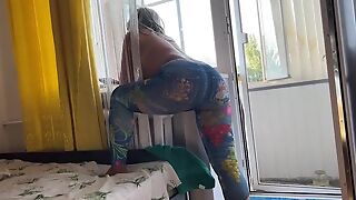 Curvaceous mom pulls down her jeans to get assfucked