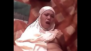 Hijabi girl masturbate on live streaming cams on twitter @sexyhijaber69