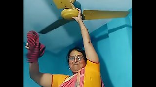 Maid aunty cleansing and showing her big chunky desi hep roughly saree